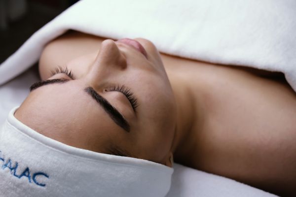 Top 5 raisons pour lesquelles l'acide hyaluronique revitalise le visage